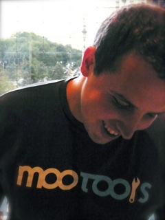 Scott Kyle in MooTools shirt